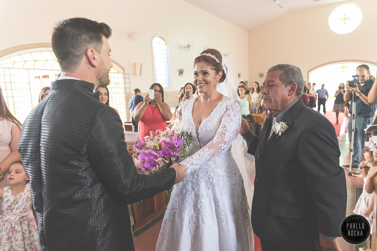 noivo recebendo a noiva.Pablo Rocha Fotografia | #fotografiacasamento #fotografoPatosdeMinas #FotografodeCasamentoMinasGerais
