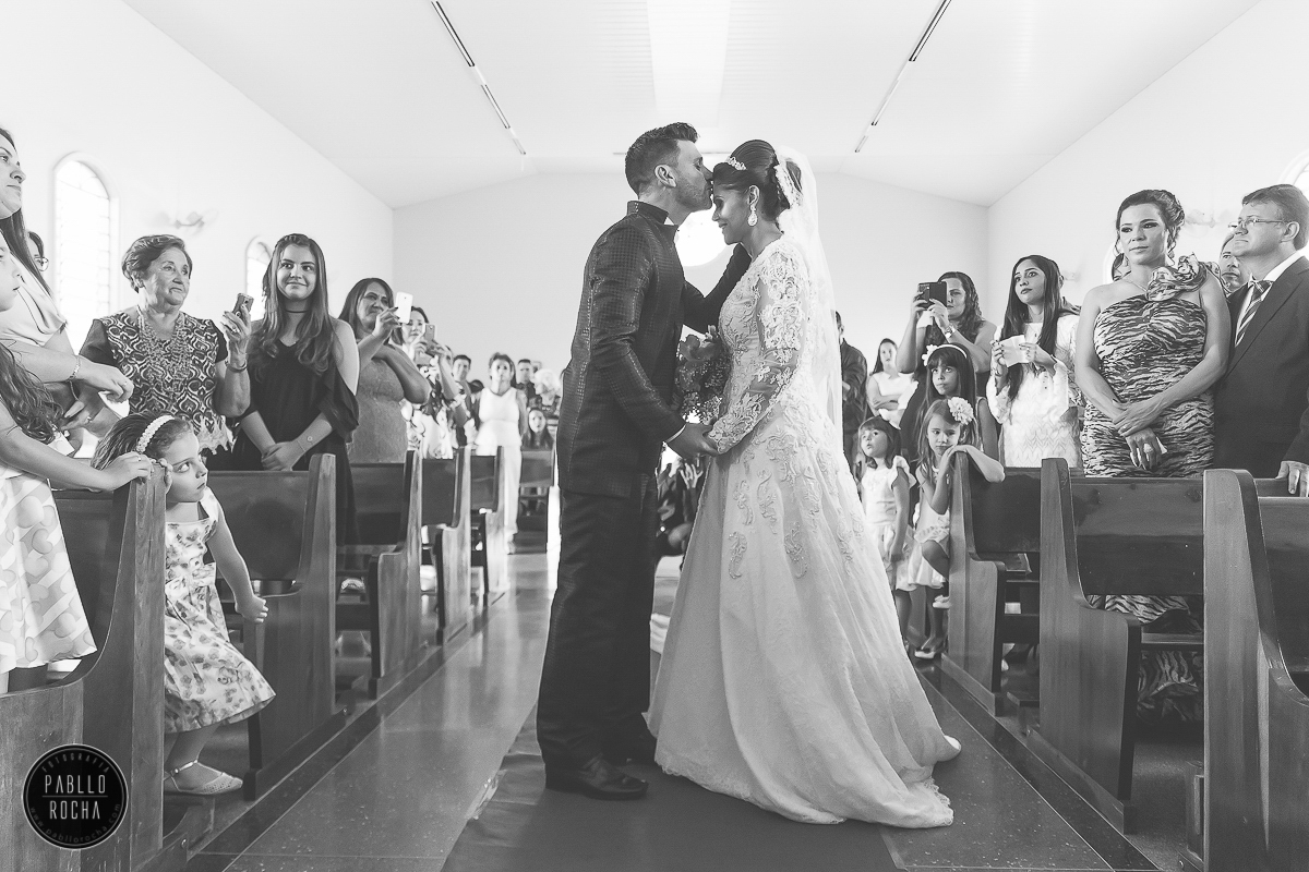 noivo recebendo a noiva com um beijo na testa. Pablo Rocha Fotografia | #fotografiacasamento #fotografoPatosdeMinas #FotografodeCasamentoMinasGerais