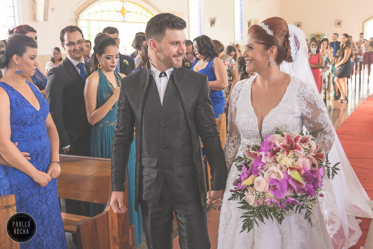 noivo admirando a beleza da noiva