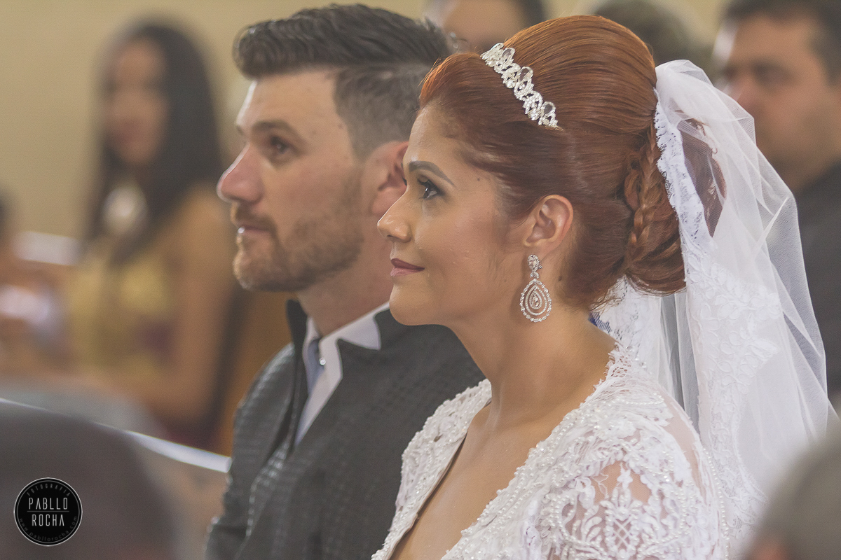 noiva e noivo ouvindo as preces do padre. Pablo Rocha Fotografia | #fotografiacasamento #fotografoPatosdeMinas #FotografodeCasamentoMinasGerais