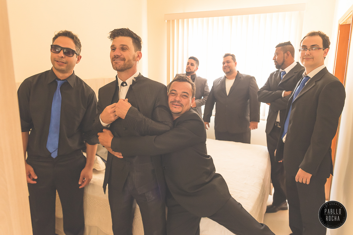 Noivo e padrinhos de Arrumando. Pablo Rocha Fotografia | #fotografiacasamento #fotografoPatosdeMinas #FotografodeCasamentoMinasGerais