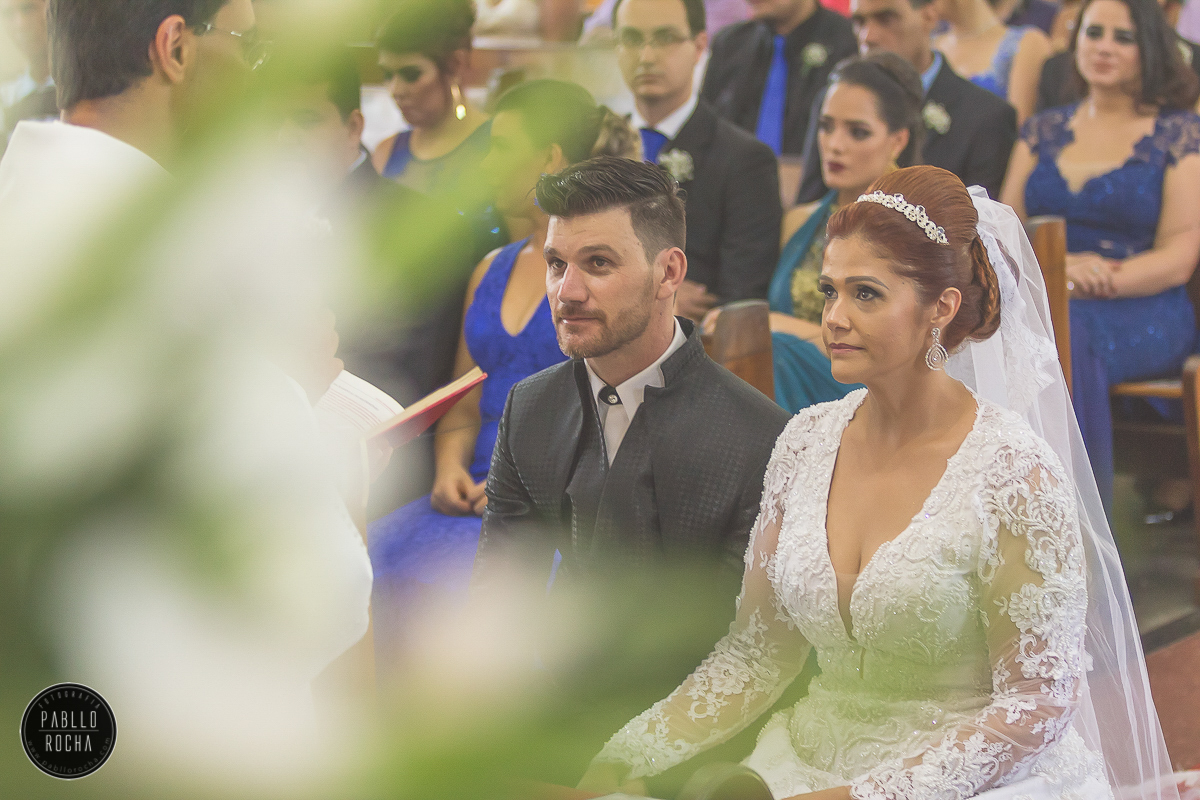 noiva e noivo atentos a palavra do senhor
