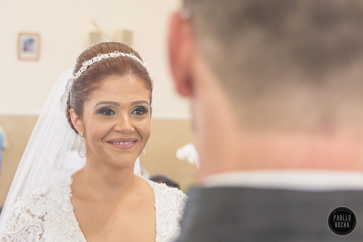 noiva olhando nos olhos do noivo