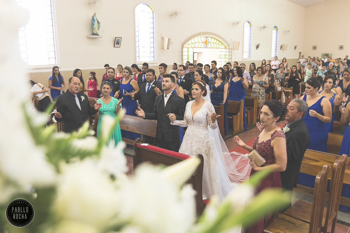 noiva e noivo recebendo a benção