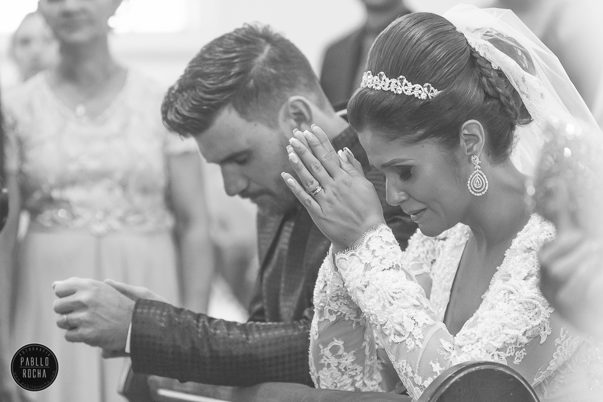 noiva e noivo orando