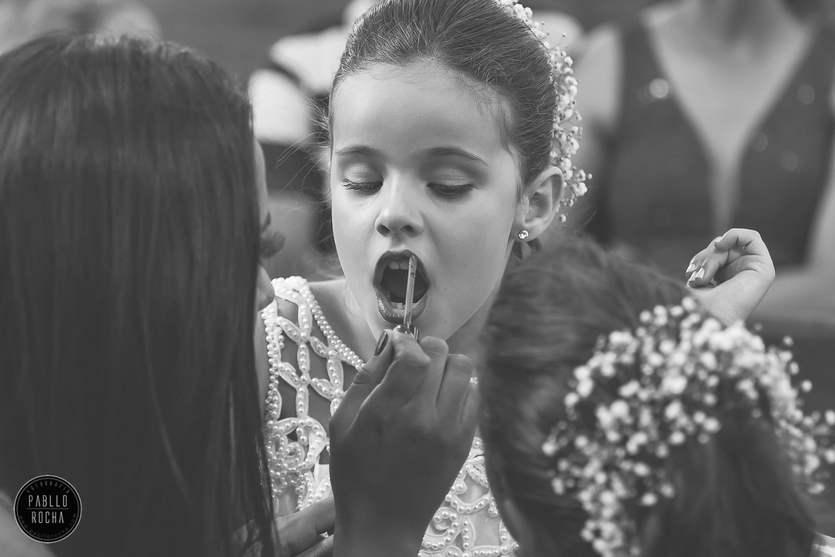 daminha retocando a maquiagem