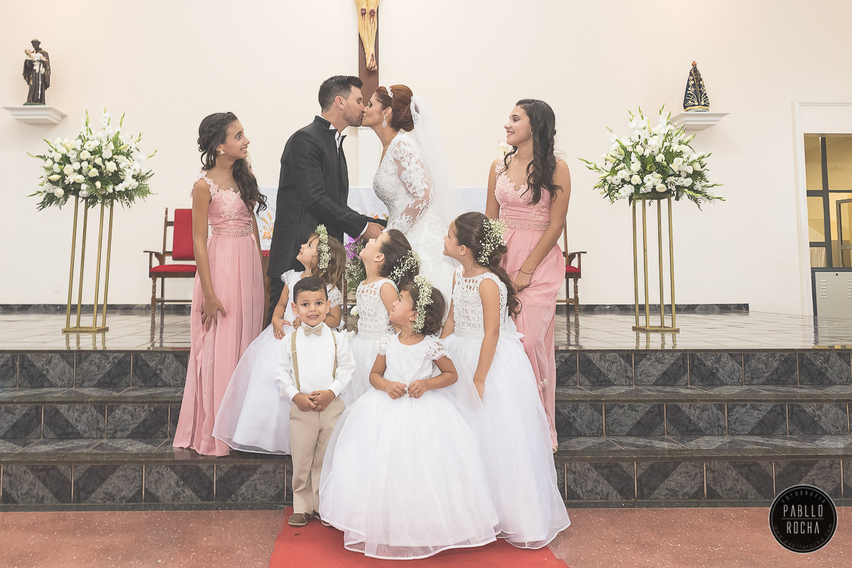 daminhas admirando o beijo dos noivos. Pablo Rocha Fotografia | #fotografiacasamento #fotografoPatosdeMinas #FotografodeCasamentoMinasGerais
