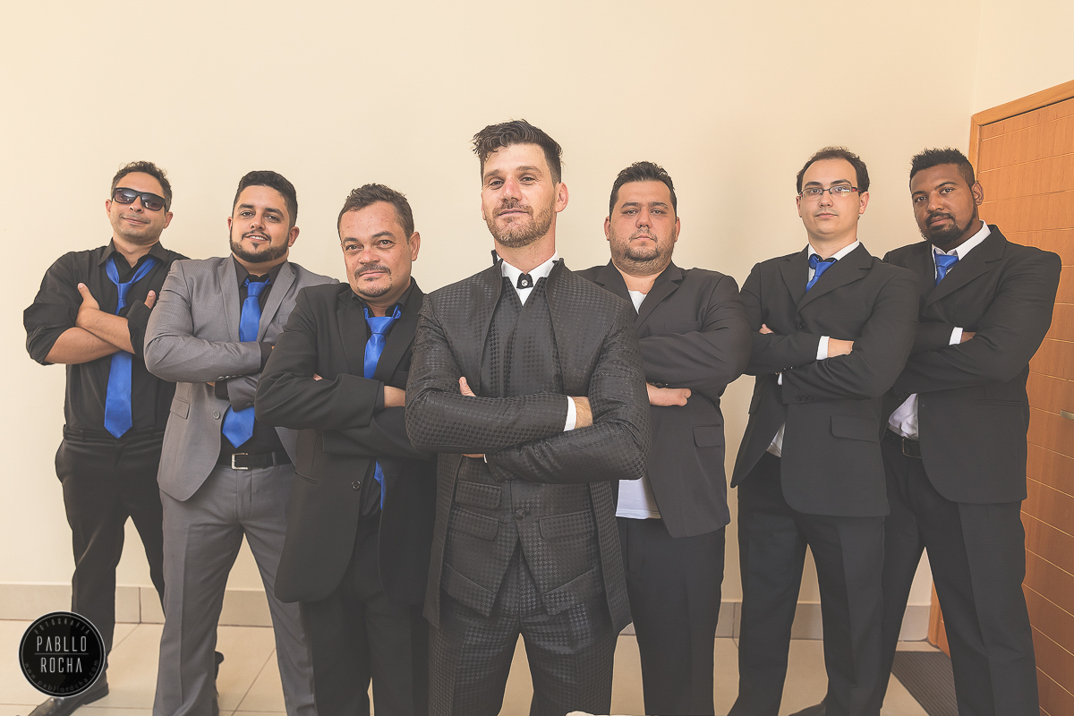 Noivo e Padrinhos Posando Para fotos. Pablo Rocha Fotografia | #fotografiacasamento #fotografoPatosdeMinas #FotografodeCasamentoMinasGerais