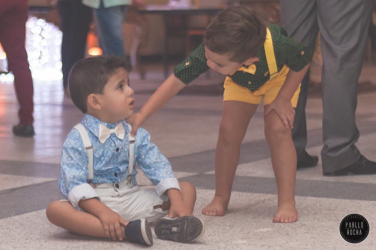 crianças brincando na festa