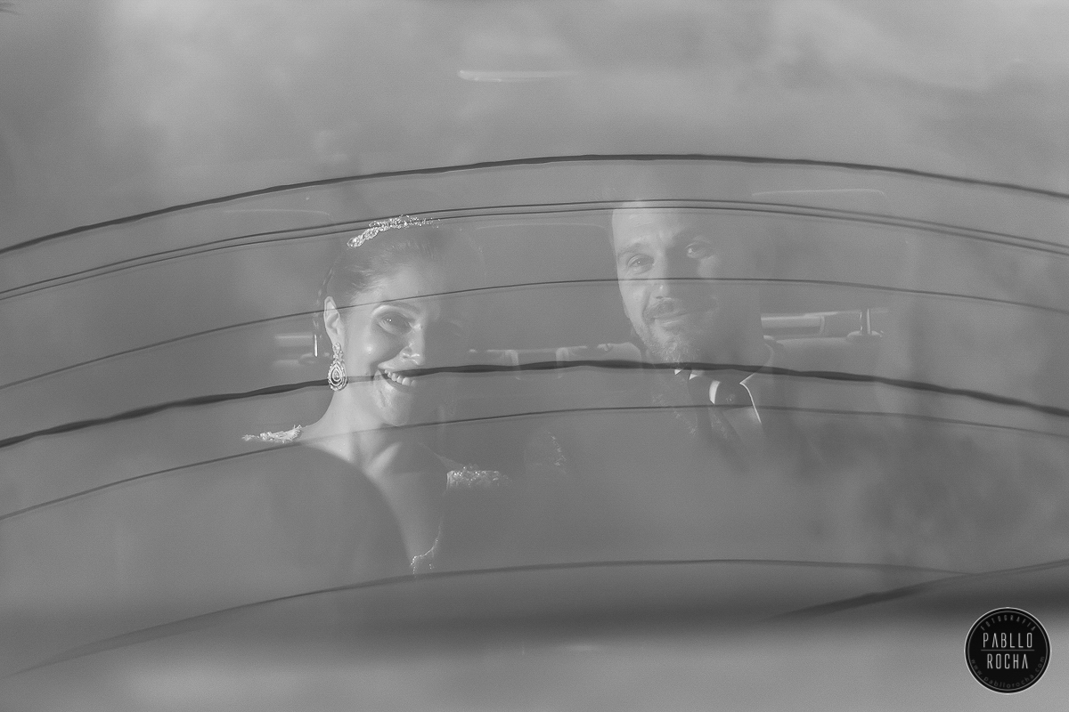 noivos chegando em sua recepção