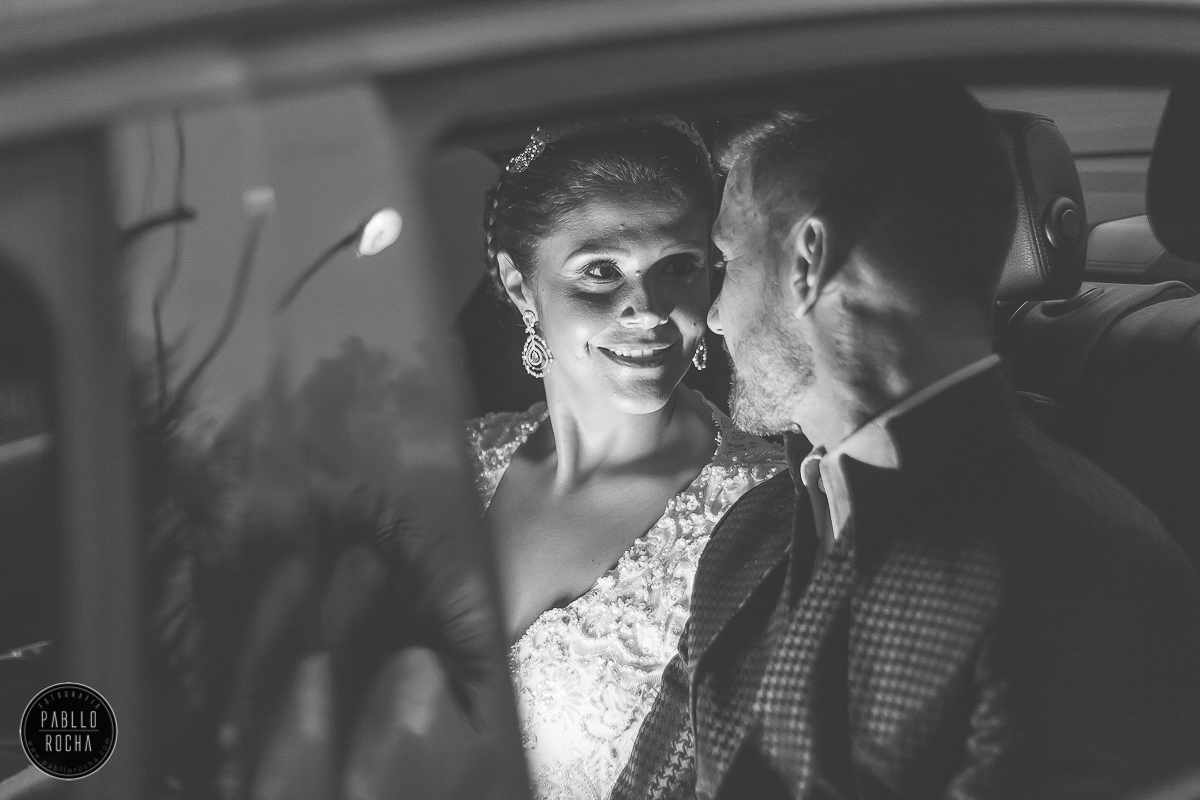 noivos dentro do carro. Pablo Rocha Fotografia | #fotografiacasamento #fotografoPatosdeMinas #FotografodeCasamentoMinasGerais