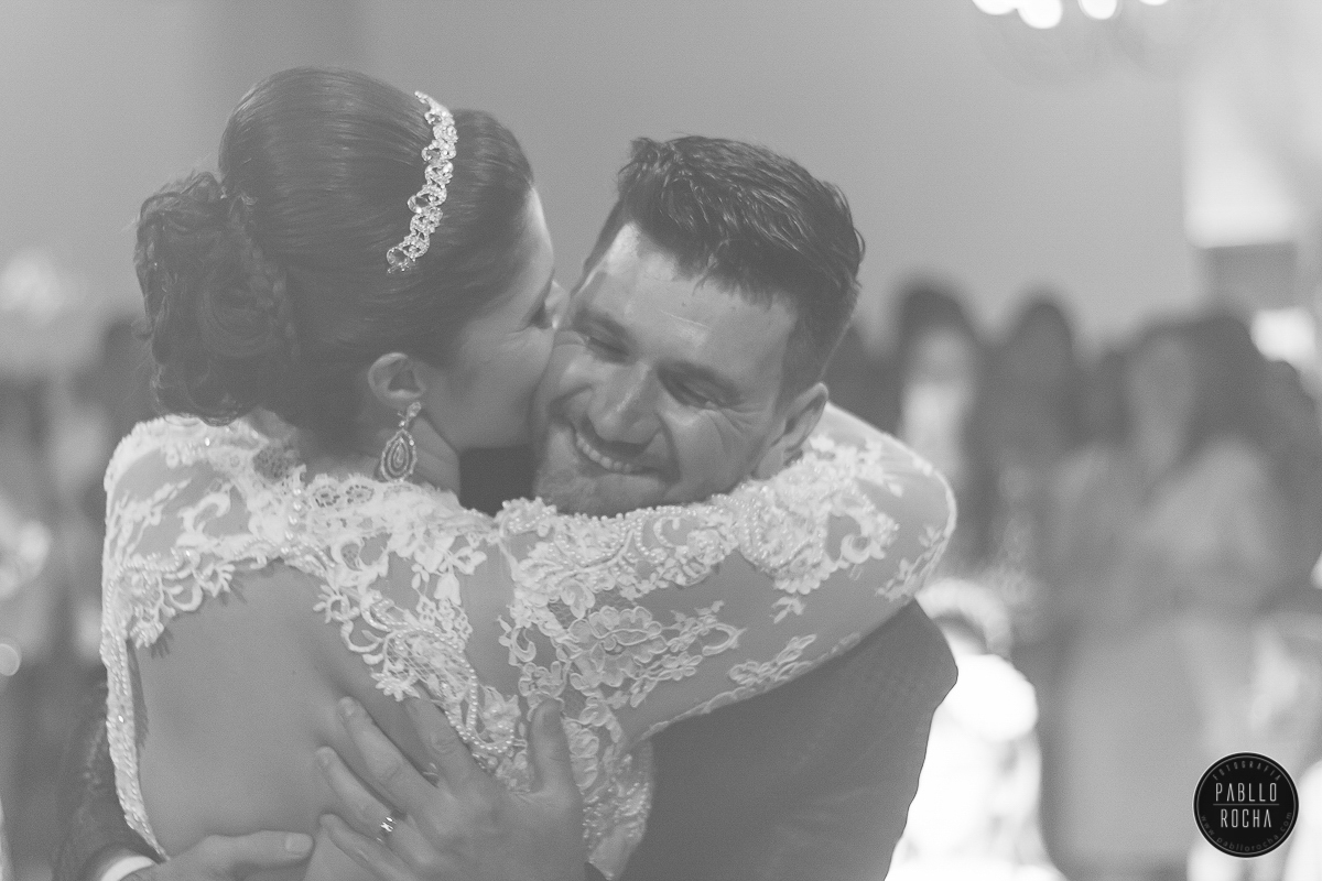 noiva beijando o noivo em sua valsa