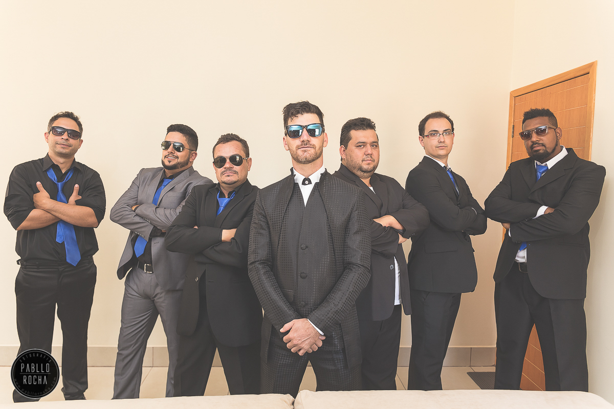 Noivo e Padrinhos mafiosos. Pablo Rocha Fotografia | #fotografiacasamento #fotografoPatosdeMinas #FotografodeCasamentoMinasGerais