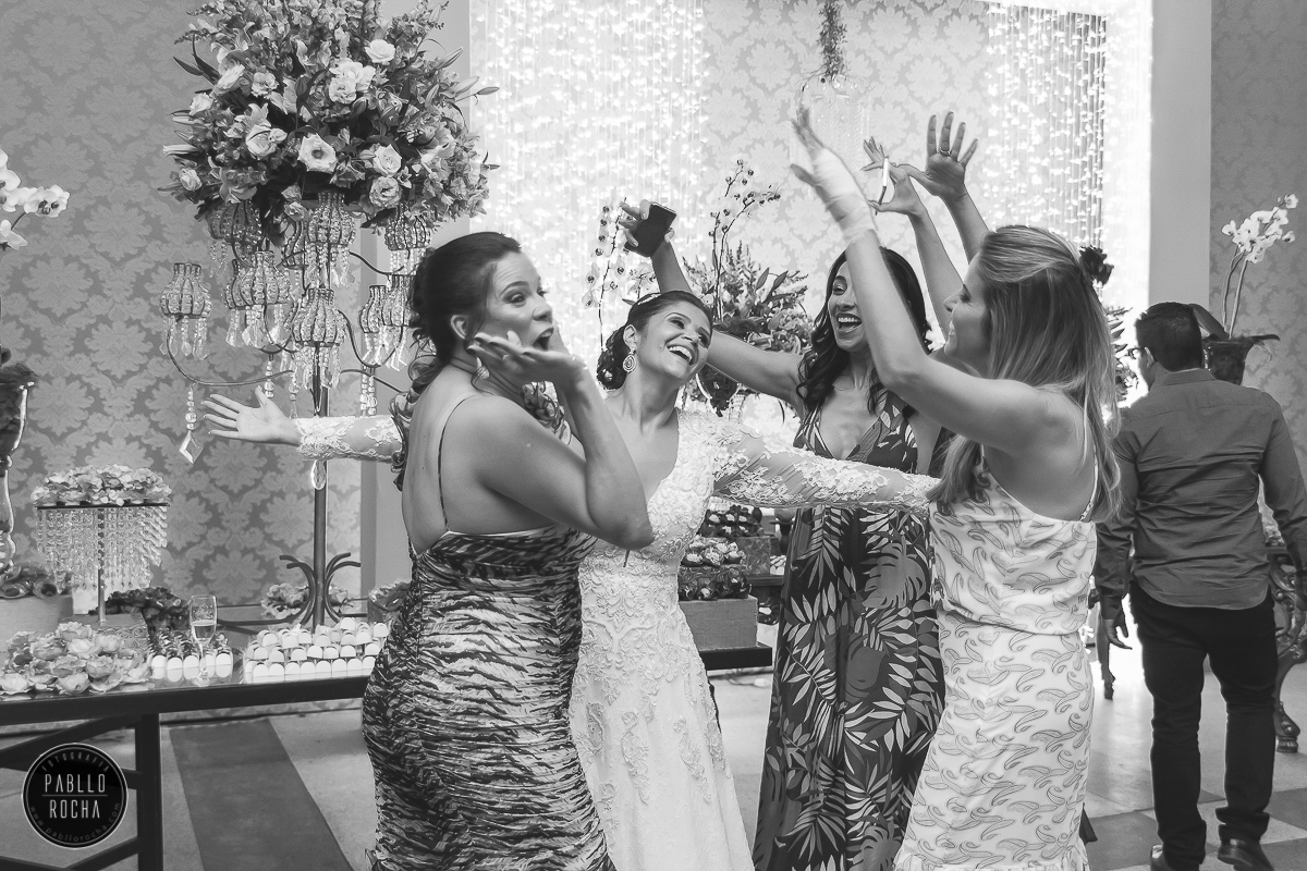 noiva comemorando com as amigas