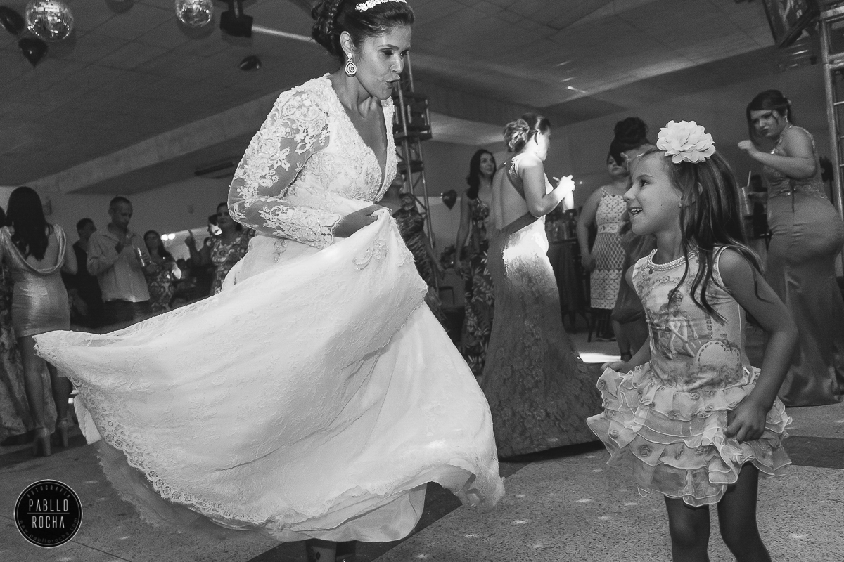 noiva dançando com as crianças