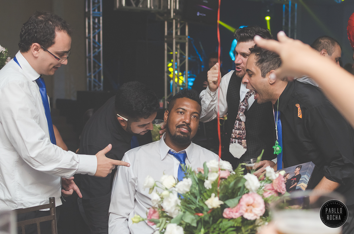 padrinho fazendo cena, corte da gravata