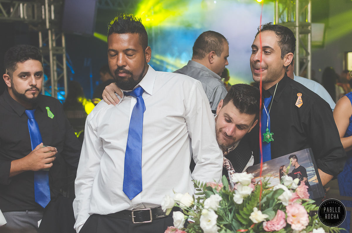 padrinho tirando o escorpião do bolso, corte da gravata