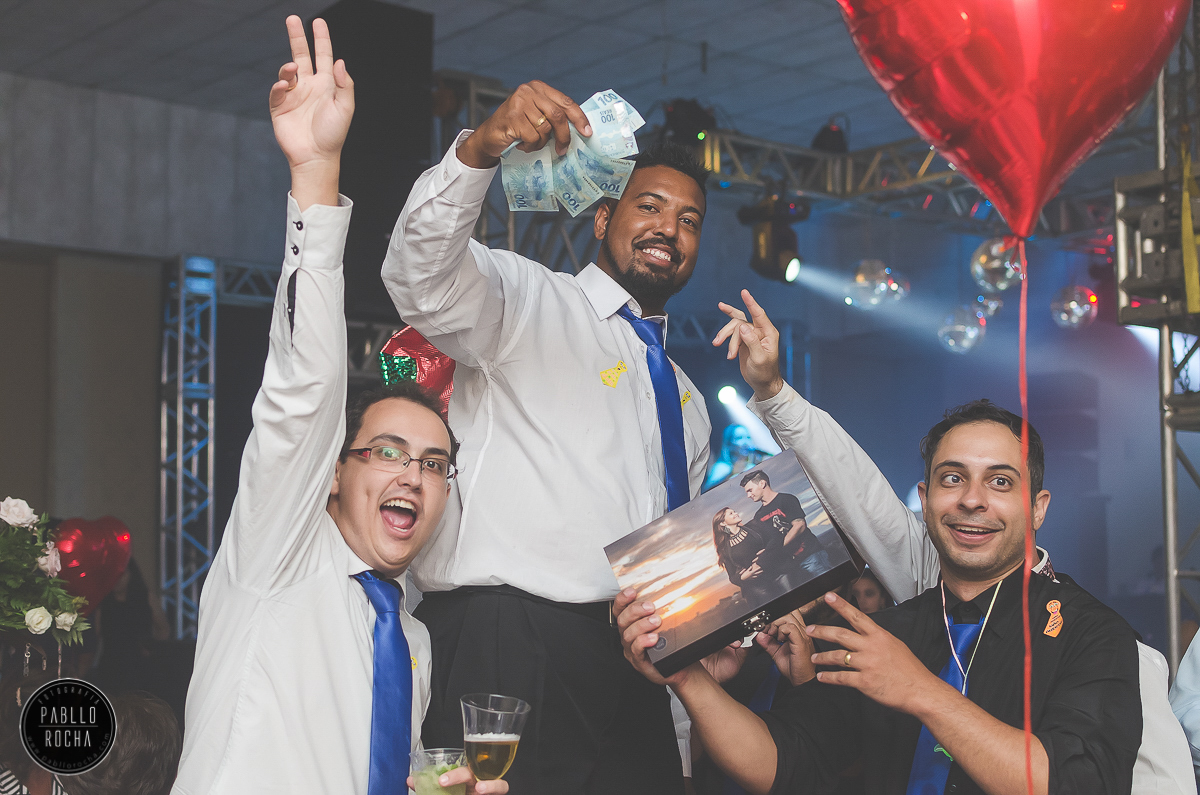 padrinho esbanjando no corte da gravata