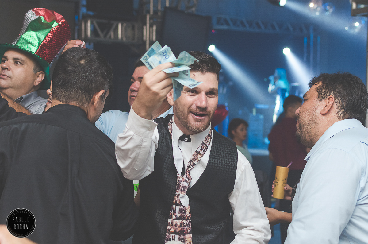 noivo comemorando o corte da gravata