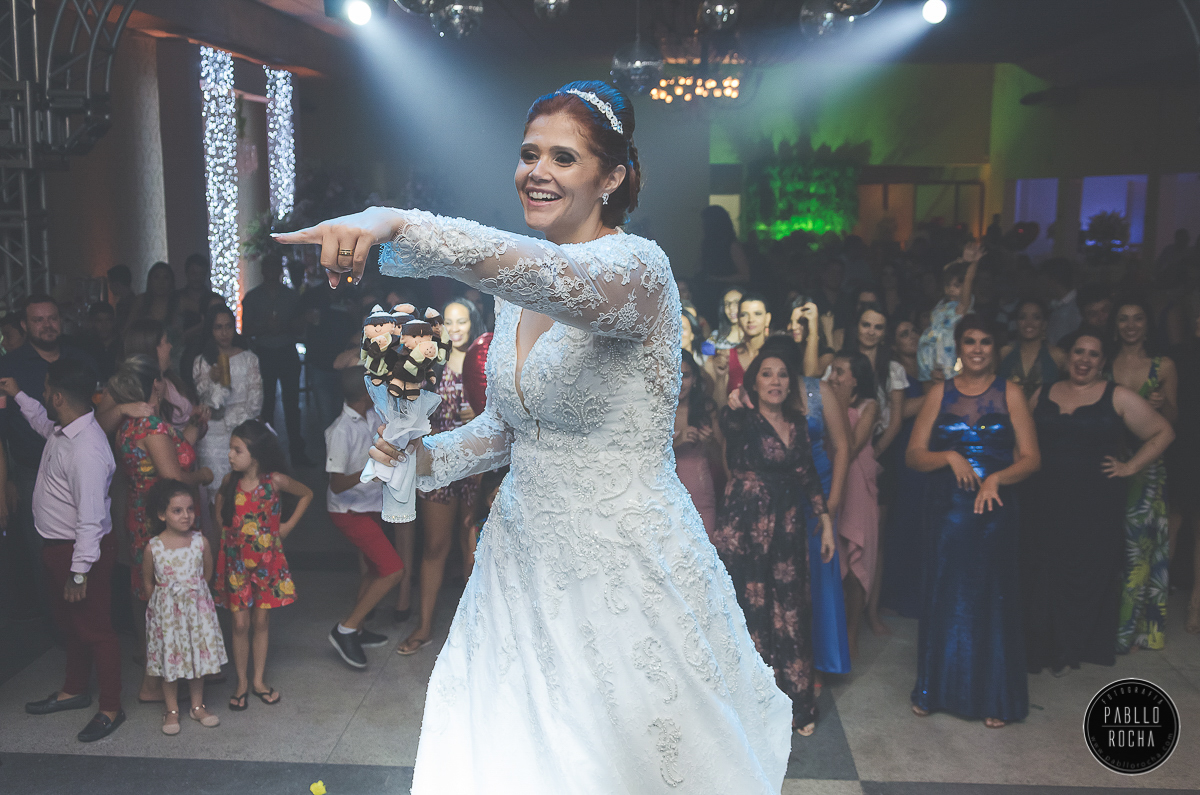 noiva jogando Santo Antônio Para as solteiras