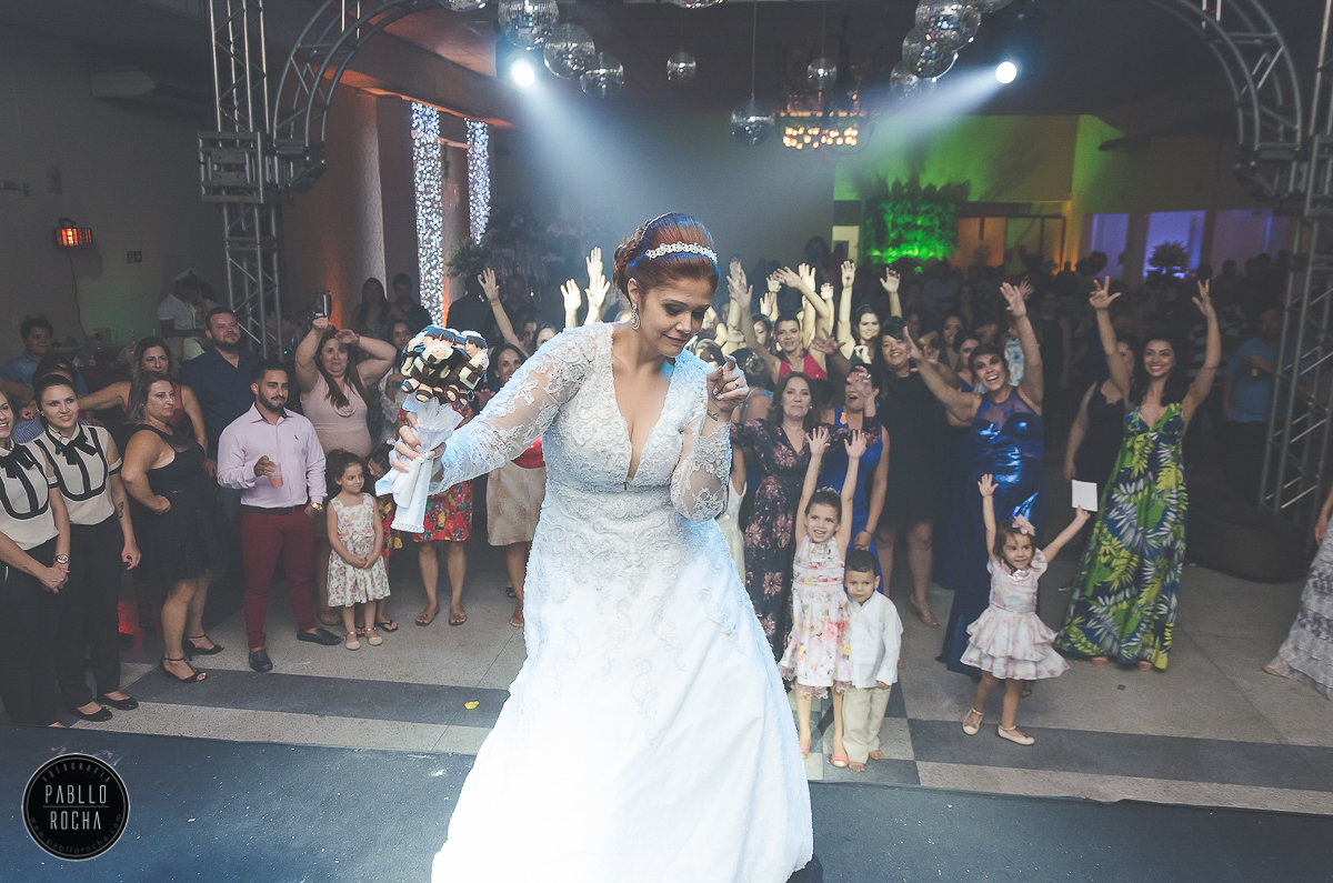 noiva jogando Santo Antônio Para as solteiras