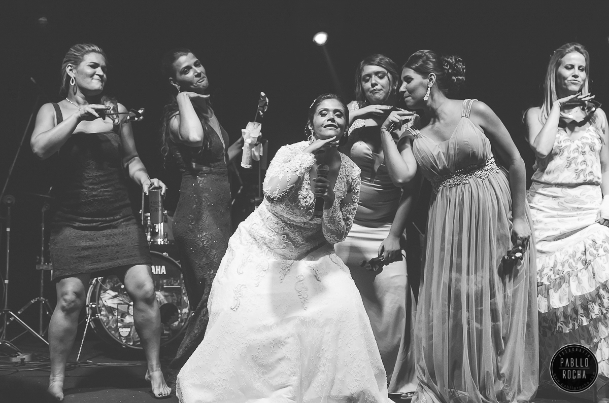 noiva dançando com solteiras que pegaram o Santo Antônio