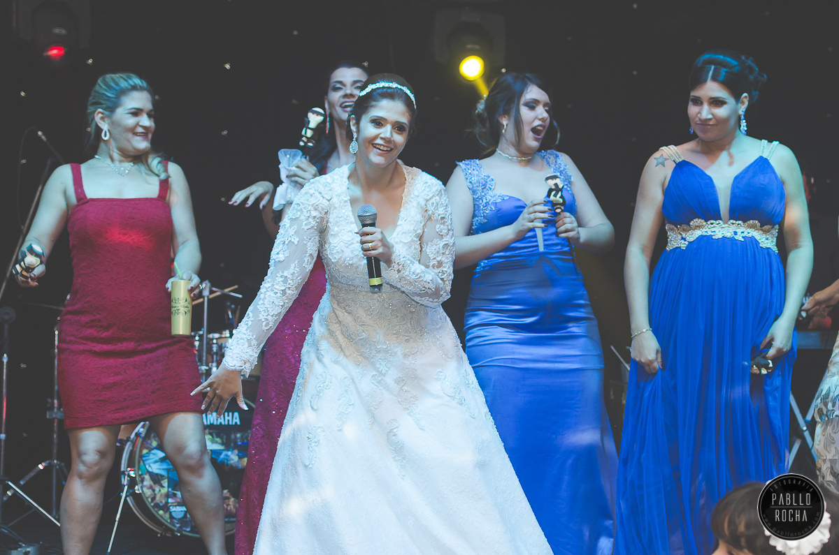 noiva dançando com solteiras que pegaram o Santo Antônio