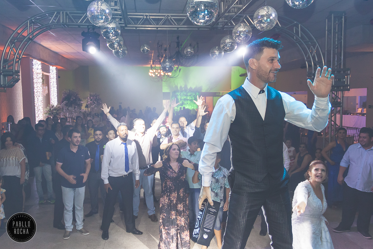 noivo jogando caixa de Jack Daniel's