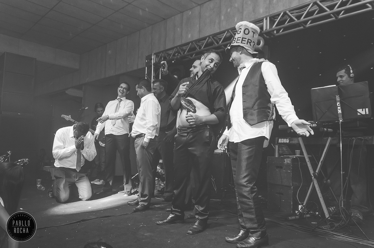 noivo e Padrinhos no Palco