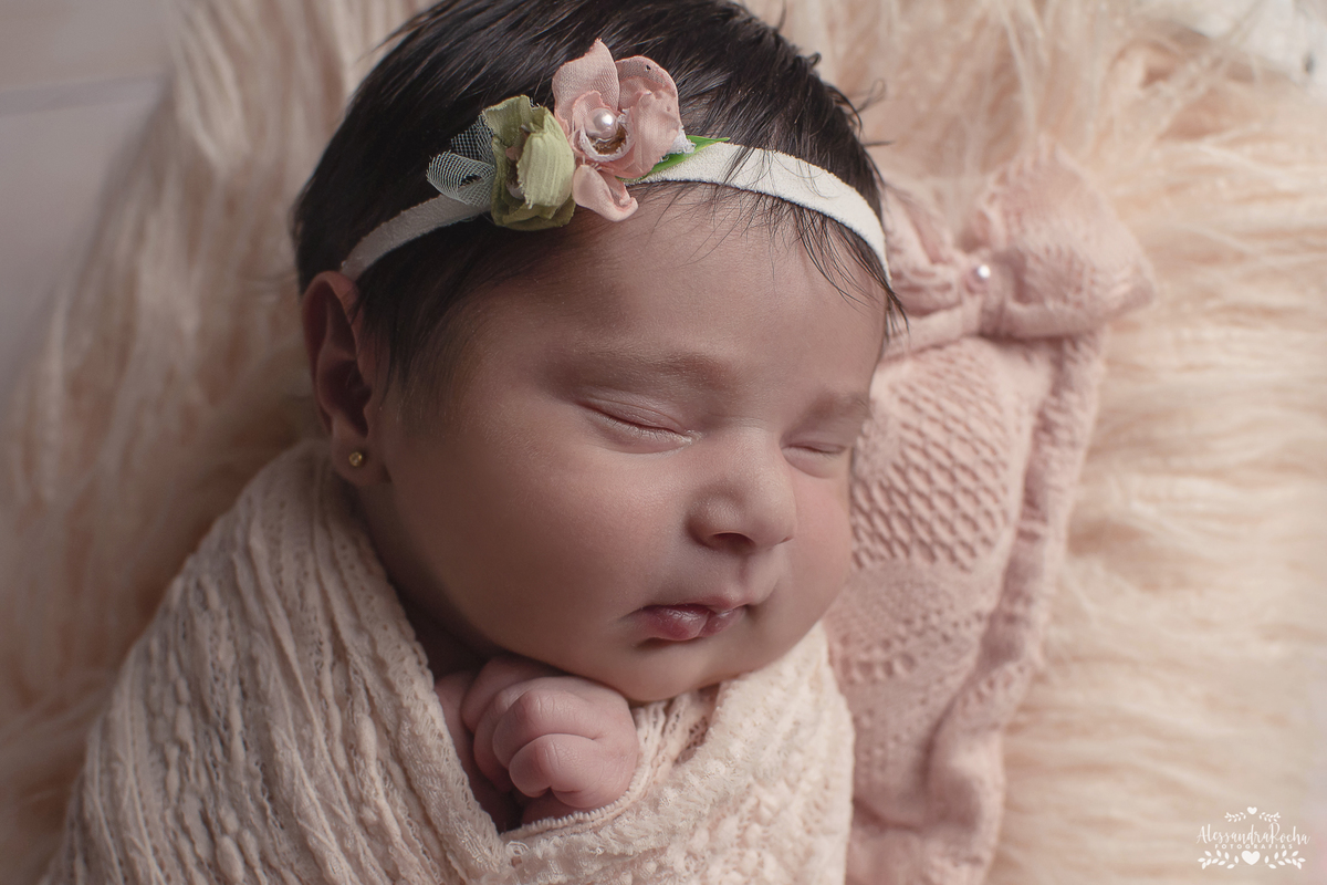 Ensaio Newborn da Laura - Estúdio especializado em Contagem. Segurança, conforto e muito amor em um só lugar. 
