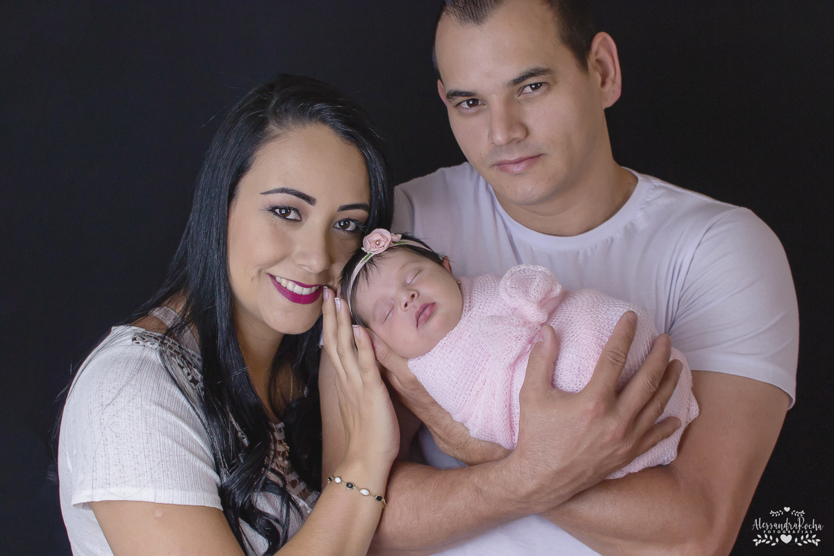 Ensaio Newborn da Laura - Estúdio especializado em Contagem. Segurança, conforto e muito amor em um só lugar. 