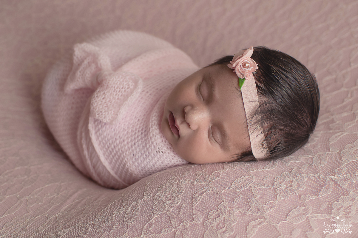 Ensaio Newborn da Laura - Estúdio especializado em Contagem. Segurança, conforto e muito amor em um só lugar. 