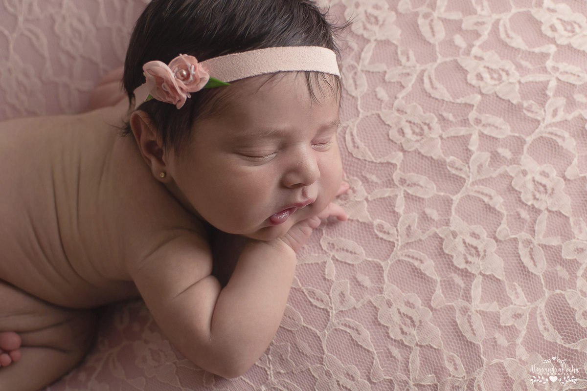 Ensaio Newborn da Laura - Estúdio especializado em Contagem. Segurança, conforto e muito amor em um só lugar. 