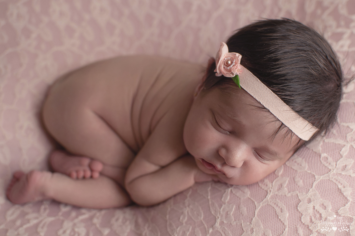 Ensaio Newborn da Laura - Estúdio especializado em Contagem. Segurança, conforto e muito amor em um só lugar. 