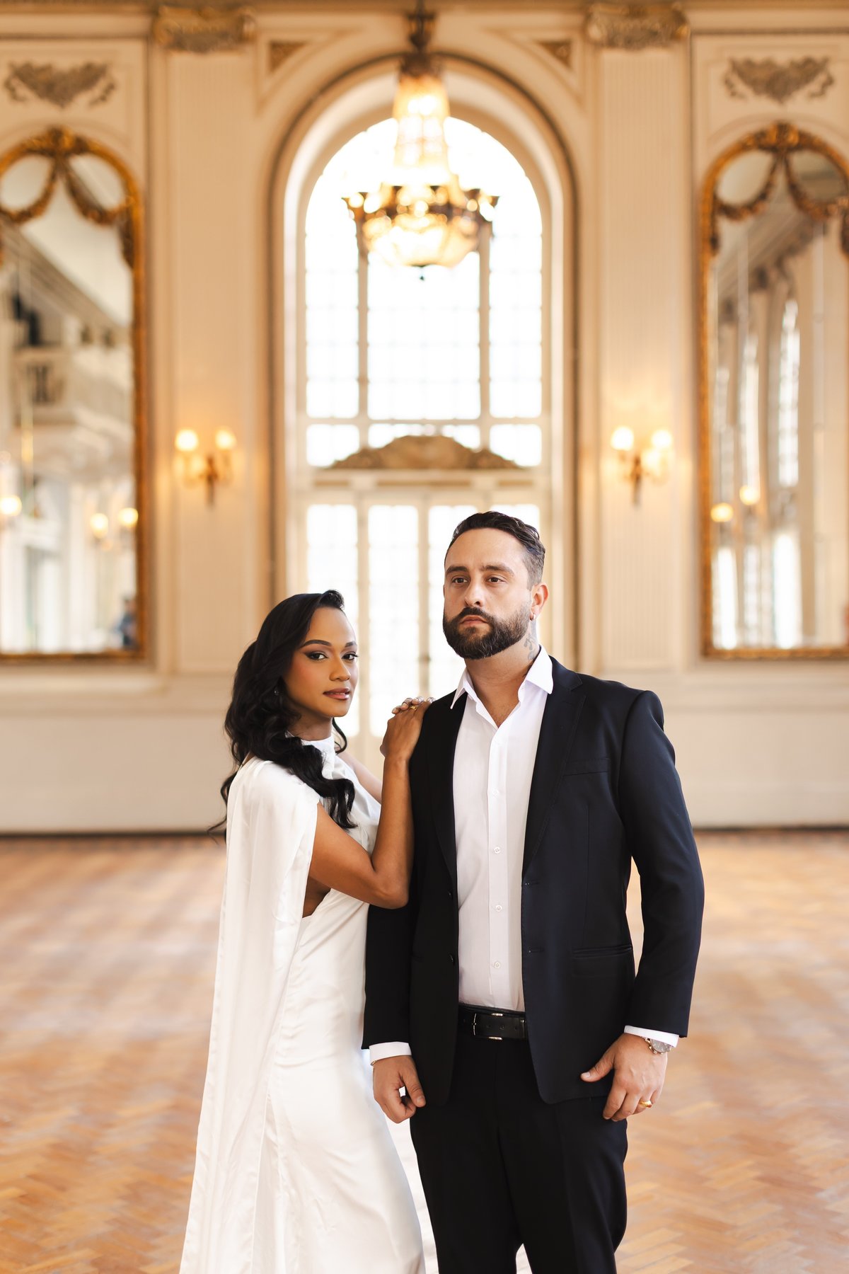 Retrato do casal durante ensaio pré-wedding no Automóvel Clube