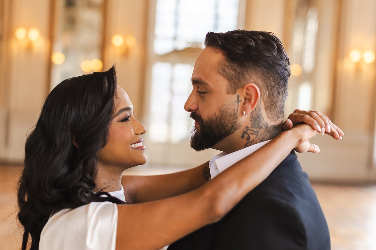 Casal se abraçando durante ensaio pré-wedding no Automóvel Clube de Minas