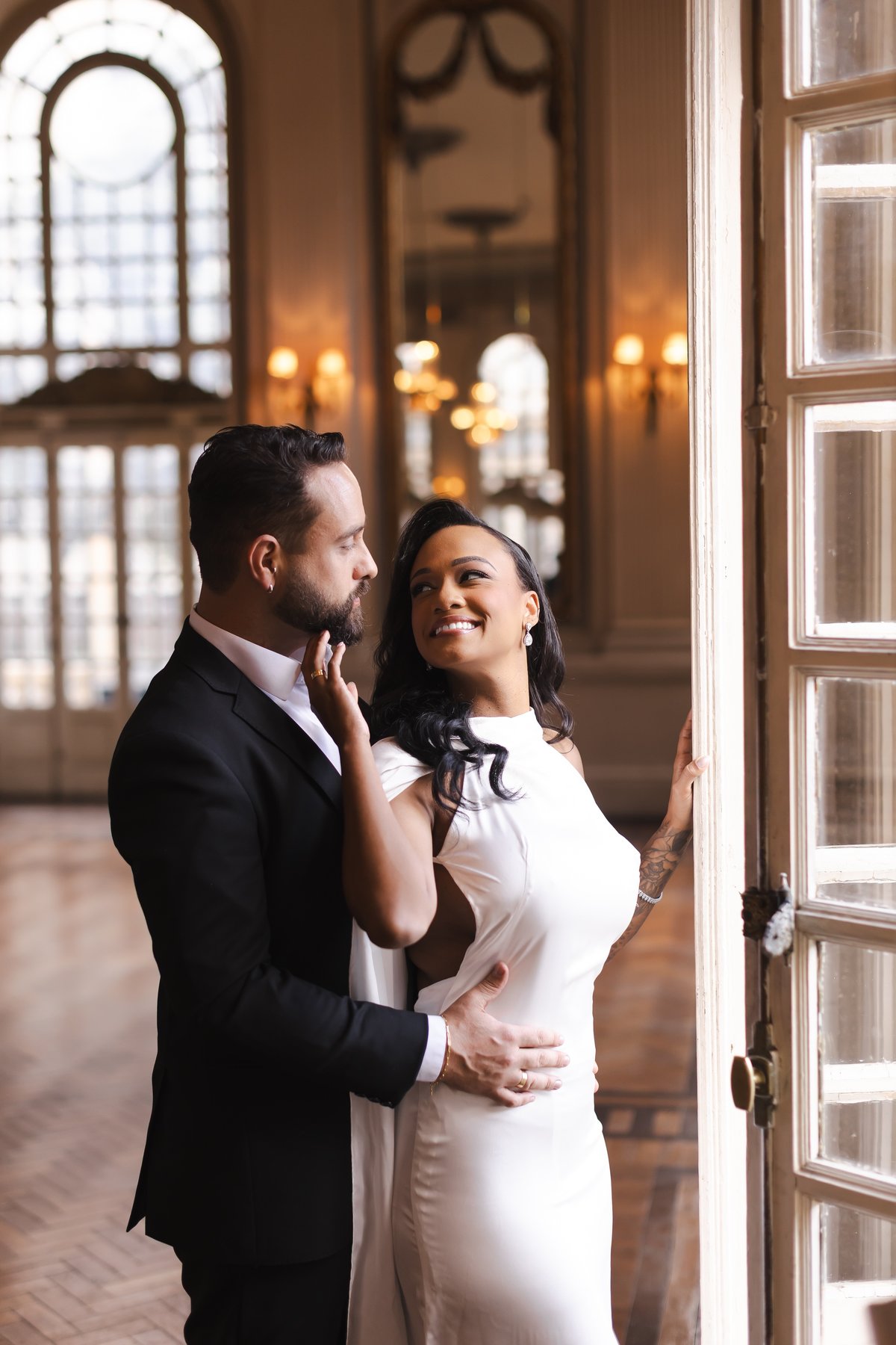 Casal sorrindo durante ensaio pré-wedding no Automóvel Clube de Minas Gerais