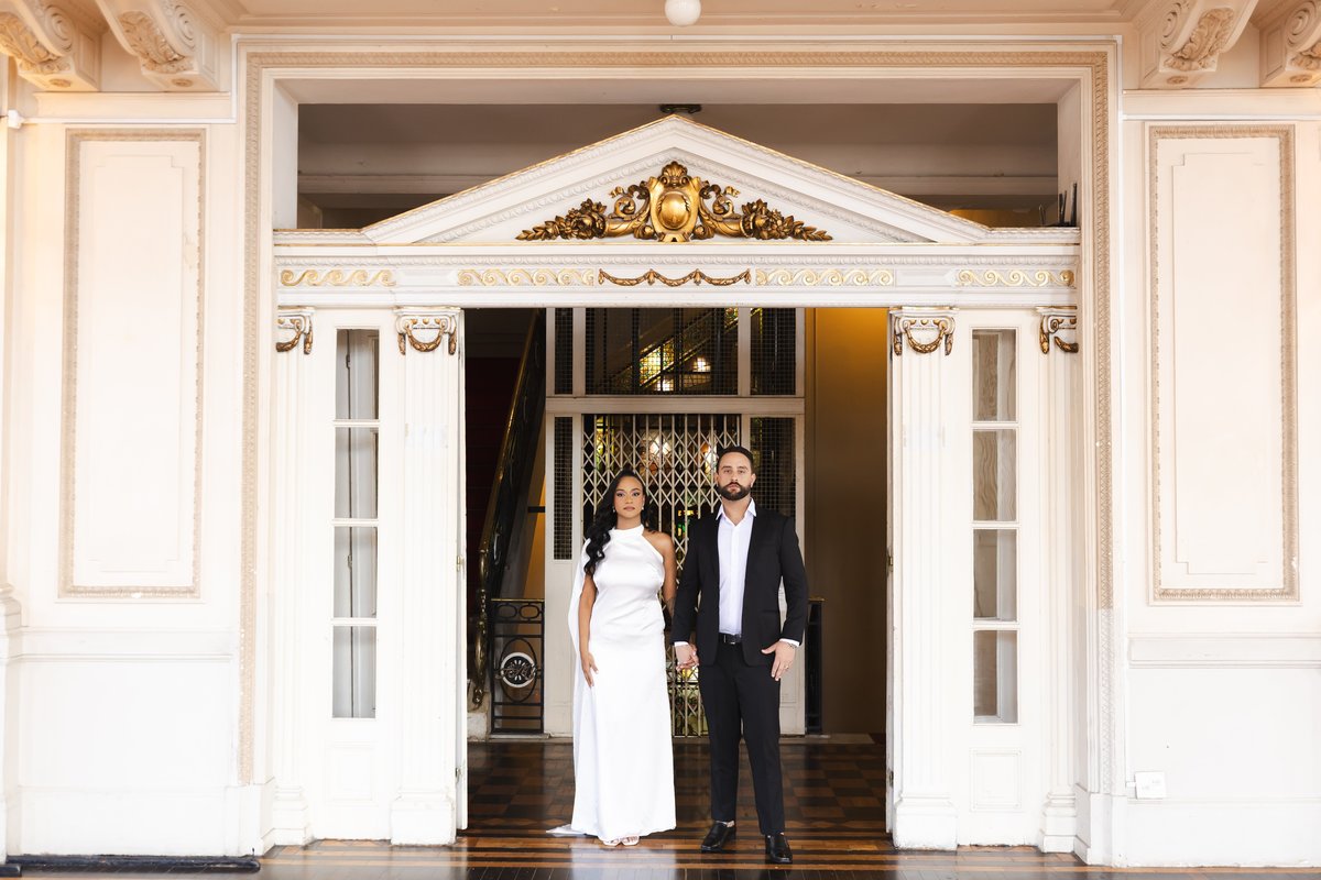 Casal na entrada histórica do Automóvel Clube de Minas Gerais
