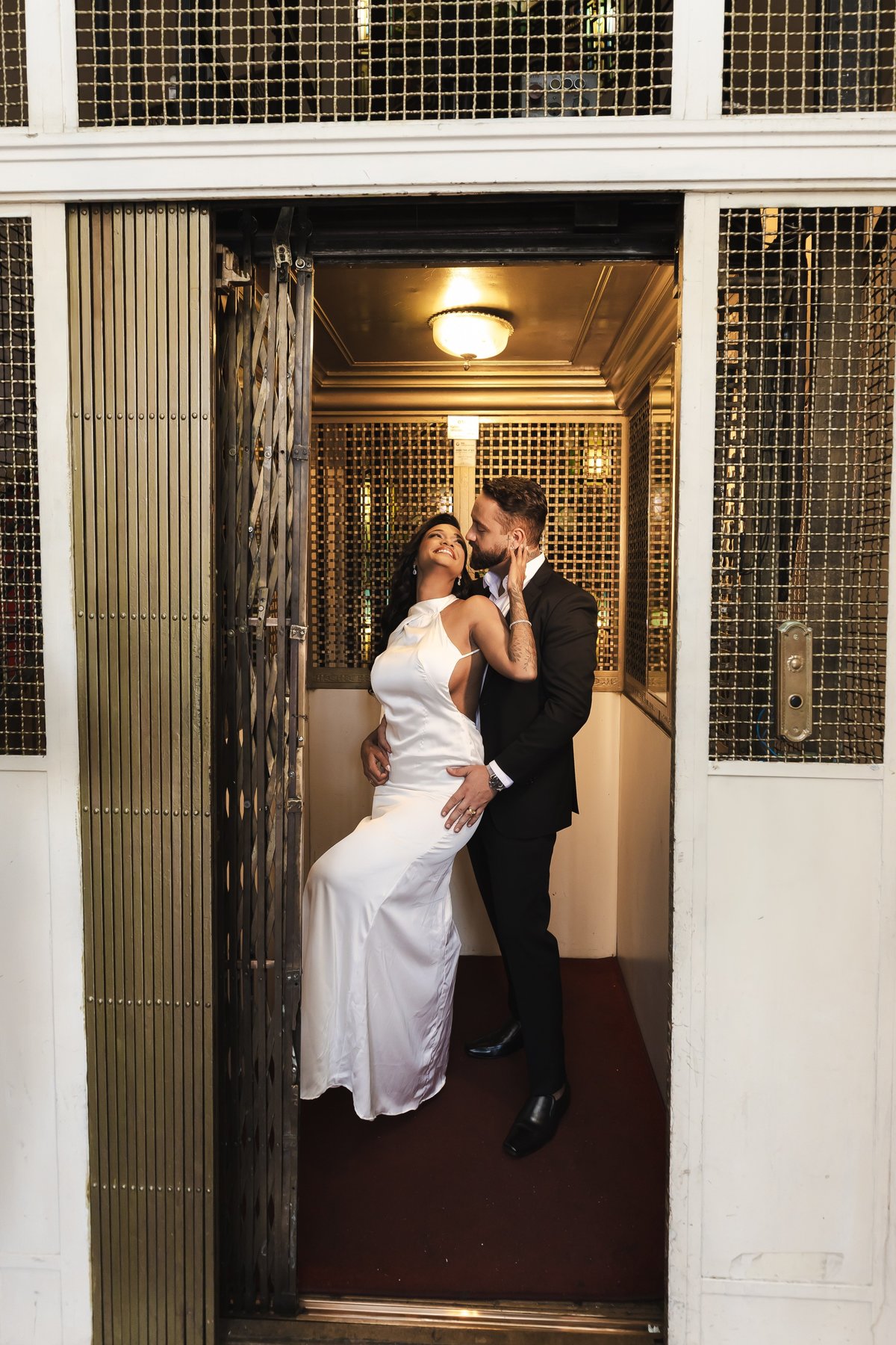 Casal no elevador espelhado do Automóvel Clube de Minas Gerais