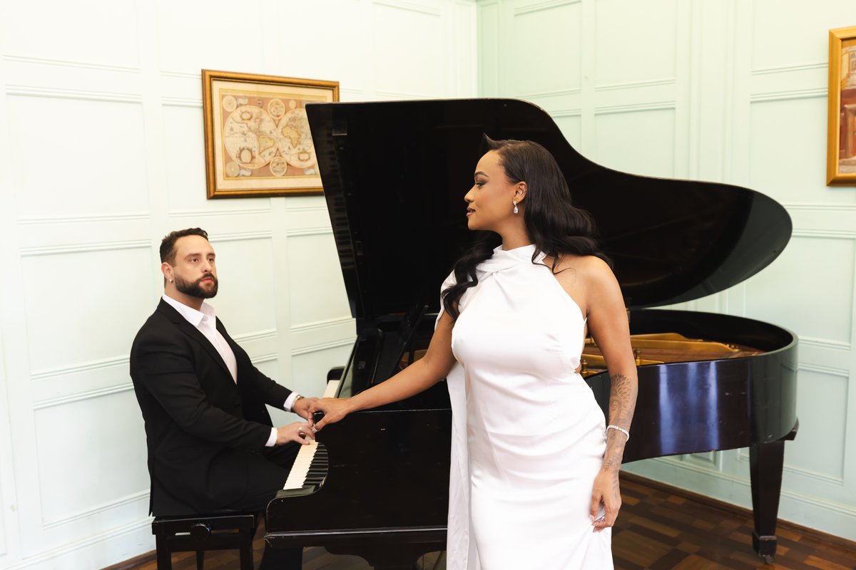 Casal ao lado do piano no Automóvel Clube de Minas Gerais