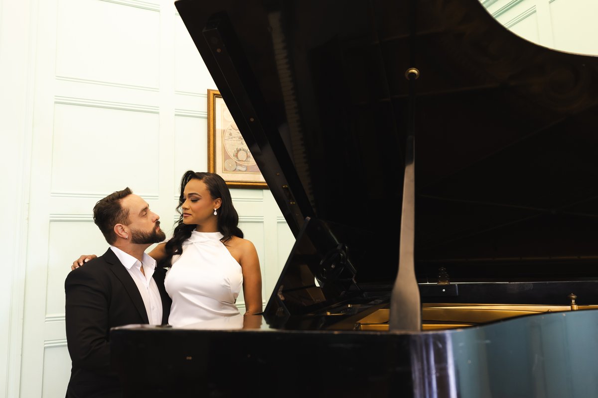 Nathalia e Enrico junto ao piano durante ensaio pré-wedding no Automóvel Clube