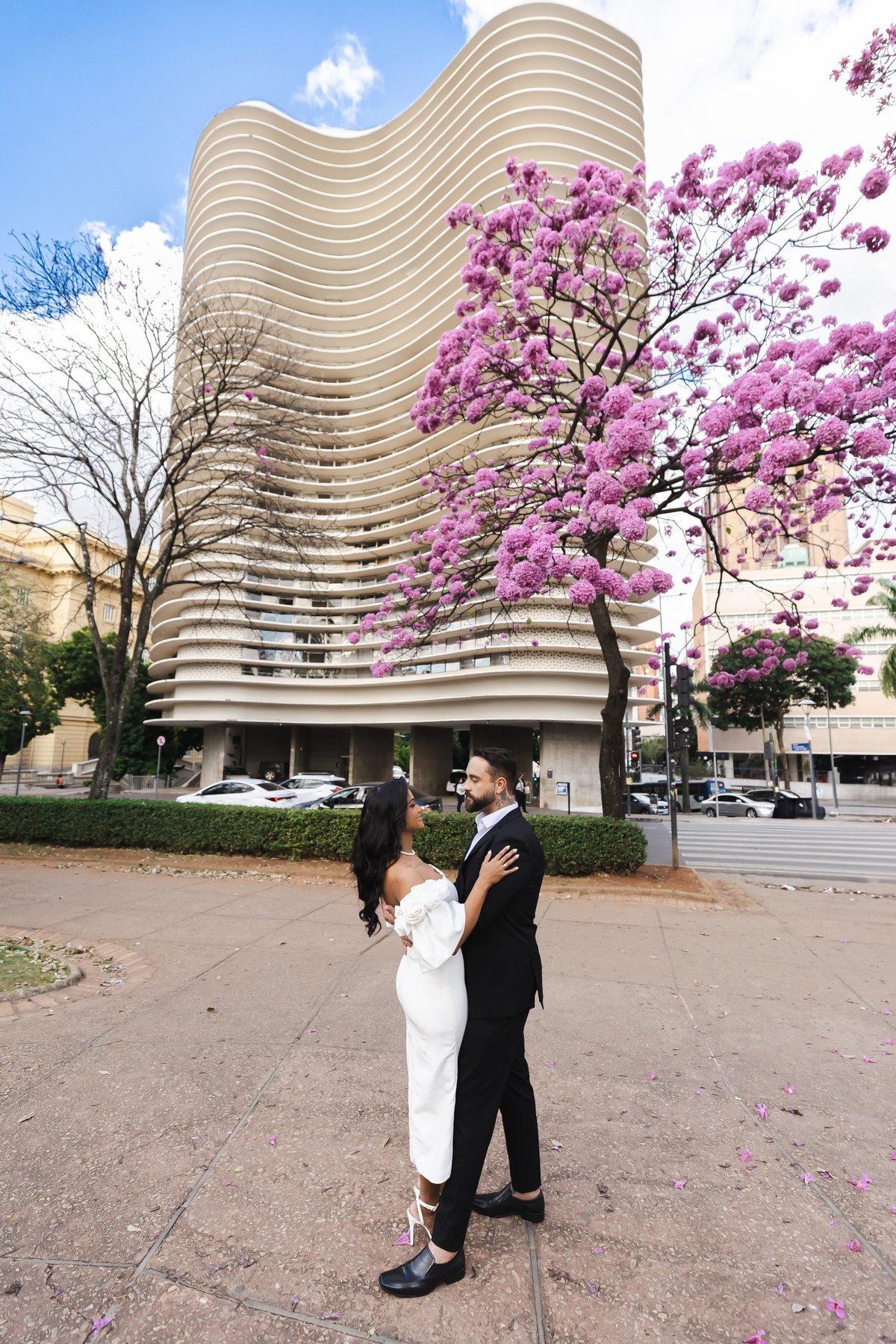 Nathalia e Enrico em ensaio pré-wedding com os ipês floridos de BH