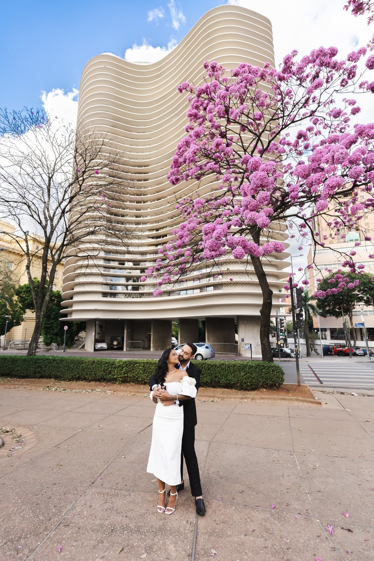 Nathalia e Enrico caminhando pela Praça da Liberdade
