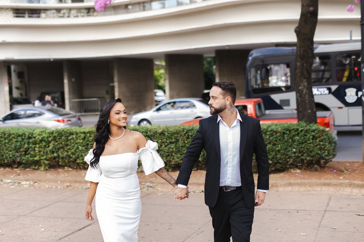 Casal caminhando pelas ruas de Belo Horizonte durante ensaio pré-wedding