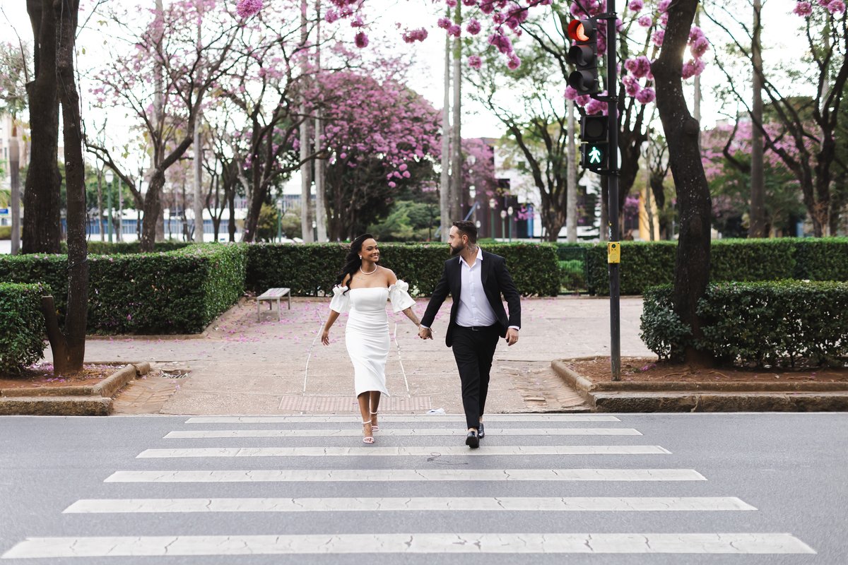 Casal atravessando a faixa de pedestre durante ensaio pré-wedding em BH