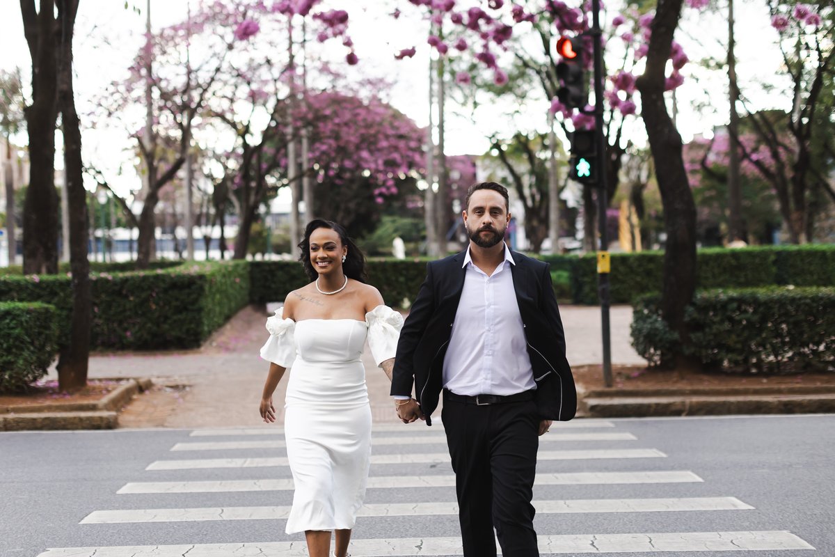Nathalia e Enrico caminhando pela Praça da Liberdades
