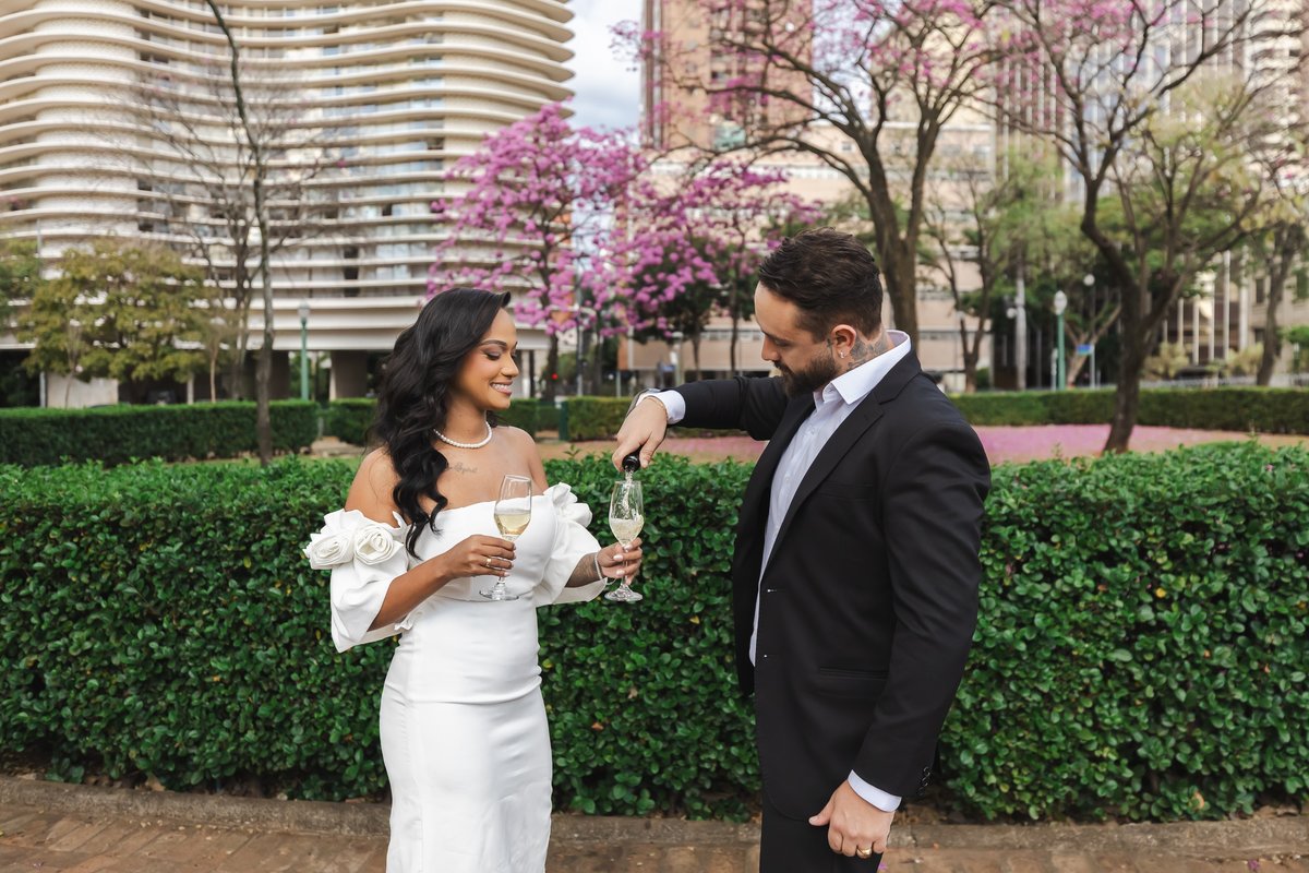 Casal brindando durante ensaio pré-wedding na Praça da Liberdade 1