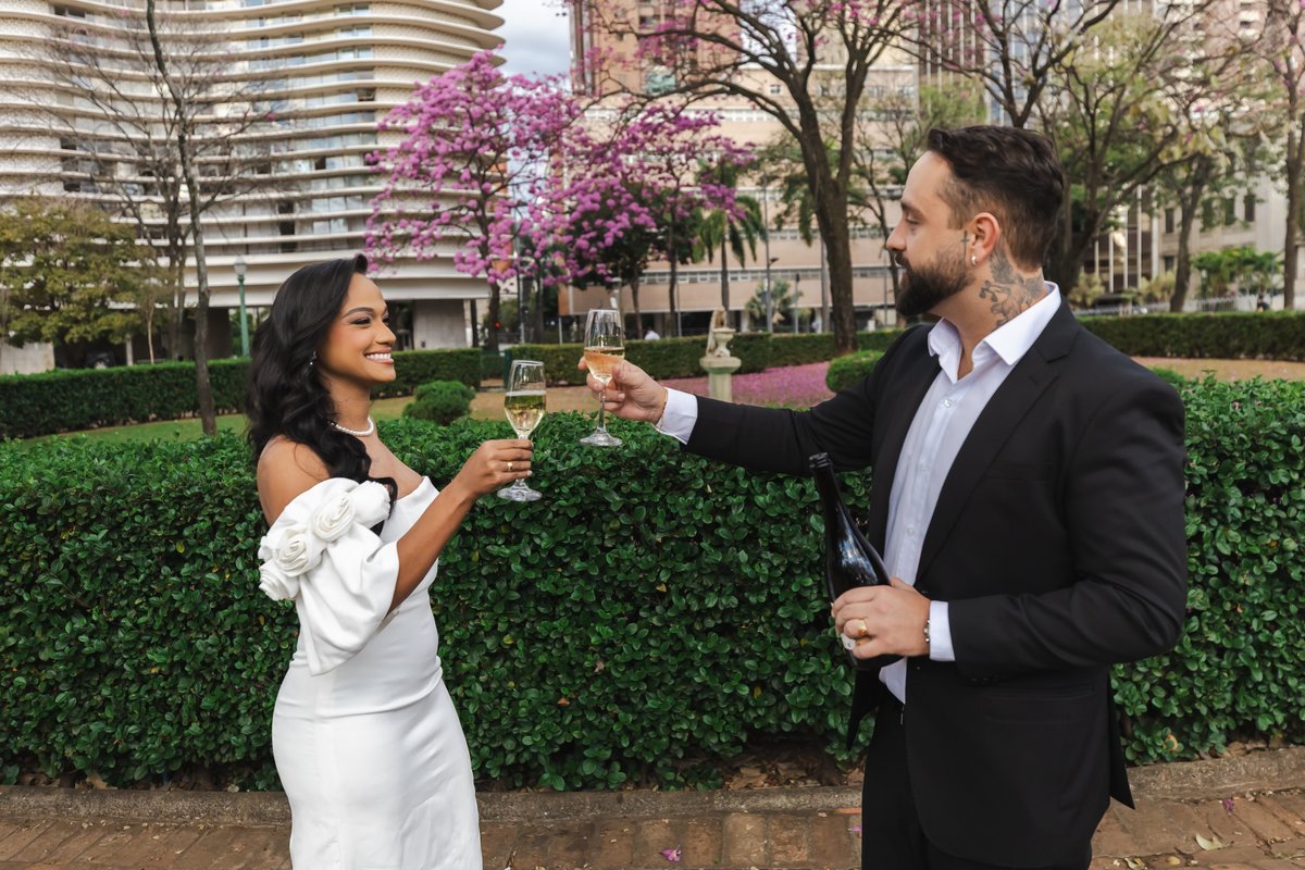 Casal brindando durante ensaio pré-wedding na Praça da Liberdade 2