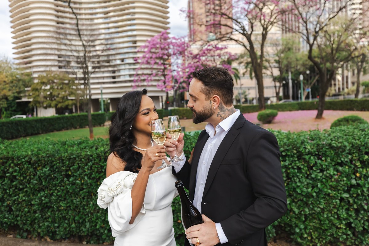 Casal brindando durante ensaio pré-wedding na Praça da Liberdade 3