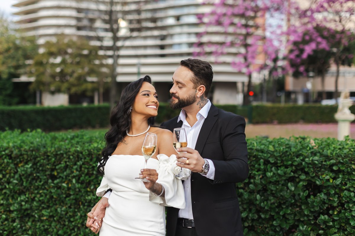 Casal brindando entre os ipês floridos da Praça da Liberdade